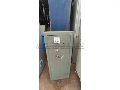 01 COFRE. (NO ESTADO) ATENÇÃO! FAZER A VISITAÇÃO ANTES DE ARREMATAR, NÃO SABEMOS SE FUNCIONA, LEILÃO NÃO TEM GARANTIA E NEM DEVOLUÇÃO, SUJEITO A POSSÍVEIS AVARIAS VISÍVEIS/OCULTAS E/OU AUSÊNCIA DE COMPONENTES.