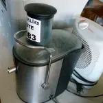 LOTE 083 - 01 AQUECEDOR MARCA MONDIAL E 01 JUICE (CENTRIFUGA DE SUCO) EXCELLENCE BLACK&DECKER. (NO ESTADO, NÃO SABEMOS SE FUNCIONA. LEILÃO NÃO TEM GARANTIA E NEM DEVOLUÇÃO.)