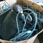 LOTE 206 - 01 CAIXA COM CABO DE REDES MAUSE E PERIFERICOS DIVERSOS 01 MIMEÓGRAFO (NO ESTADO, NÃO SABEMOS SE FUNCIONA. LEILÃO NÃO TEM GARANTIA E NEM DEVOLUÇÃO.)