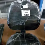 LOTE 312 - 01 CADEIRA PRA ESCRITORIO COM BASE GIRATORIA NA COR PRETA. (NO ESTADO, NÃO SABEMOS SE FUNCIONA. LEILÃO NÃO TEM GARANTIA E NEM DEVOLUÇÃO.)