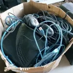 LOTE 206 - 01 CAIXA COM CABO DE REDES MAUSE E PERIFERICOS DIVERSOS 01 MIMEÓGRAFO (NO ESTADO, NÃO SABEMOS SE FUNCIONA. LEILÃO NÃO TEM GARANTIA E NEM DEVOLUÇÃO.)