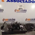 LOTE 471 - 01 PS2 COM 03 CONTROLES. (NO ESTADO, LEILÃO NÃO TEM GARANTIA E NEM DEVOLUÇÃO, SUJEITO A POSSÍVEIS AVARIAS VISÍVEIS/OCULTAS E/OU AUSÊNCIA DE COMPONENTES).