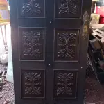 LOTE 506 - 01 PORTA EM MADEIRA ENTALHADA DE MEDINDO: 2,30M DE ALTURA X 0,99CM DE LARGURA. (NO ESTADO, LEILÃO NÃO TEM GARANTIA E NEM DEVOLUÇÃO, SUJEITO A POSSÍVEIS AVARIAS VISÍVEIS/OCULTAS E/OU AUSÊNCIA DE COMPONENTES).