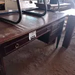 LOTE 425 - 01 MESA EM MADEIRA ENTALHADA COM 04 GAVETAS. (NO ESTADO, LEILÃO NÃO TEM GARANTIA E NEM DEVOLUÇÃO, SUJEITO A POSSÍVEIS AVARIAS VISÍVEIS/OCULTAS E/OU AUSÊNCIA DE COMPONENTES).