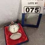 LOTE 075 - 01 RELÓGIO DE BOLSO ANALÓGICO. (NO ESTADO, LEILÃO NÃO TEM GARANTIA E NEM DEVOLUÇÃO, SUJEITO A POSSÍVEIS AVARIAS VISÍVEIS/OCULTAS E/OU AUSÊNCIA DE COMPONENTES).