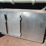 LOTE 519 - 01 BALCÃO EM INOX COM 02 PORTAS. (NO ESTADO, LEILÃO NÃO TEM GARANTIA E NEM DEVOLUÇÃO, SUJEITO A POSSÍVEIS AVARIAS VISÍVEIS/OCULTAS E/OU AUSÊNCIA DE COMPONENTES).
