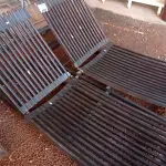 LOTE 498 - 02 ESPREGUIÇADEIRAS EM MADEIRA. (NO ESTADO, LEILÃO NÃO TEM GARANTIA E NEM DEVOLUÇÃO, SUJEITO A POSSÍVEIS AVARIAS VISÍVEIS/OCULTAS E/OU AUSÊNCIA DE COMPONENTES).