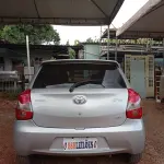 LOTE 406 - 01 TOYOTA ETIOS HB X NA COR PRATA; ALCOOL/GASOLINA; ANO 2014. (NO ESTADO)