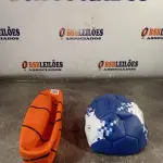 LOTE 070 - 01 BOLA DE BASQUETE E 01 BOLA DE FUTEBOL. (NO ESTADO, LEILÃO NÃO TEM GARANTIA E NEM DEVOLUÇÃO, SUJEITO A POSSÍVEIS AVARIAS VISÍVEIS/OCULTAS E/OU AUSÊNCIA DE COMPONENTES).