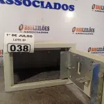 LOTE 038 - 01 COFRE E 02 APARELHOS DE TELEFONE SEM FIO. (NO ESTADO, LEILÃO NÃO TEM GARANTIA E NEM DEVOLUÇÃO, SUJEITO A POSSÍVEIS AVARIAS VISÍVEIS/OCULTAS E/OU AUSÊNCIA DE COMPONENTES).