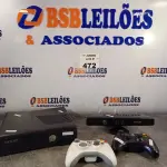 LOTE 472 - 01 CONSOLE XBOX 360, 01 KINECT E 02 CONTROLES. (NO ESTADO, LEILÃO NÃO TEM GARANTIA E NEM DEVOLUÇÃO, SUJEITO A POSSÍVEIS AVARIAS VISÍVEIS/OCULTAS E/OU AUSÊNCIA DE COMPONENTES).