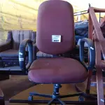 LOTE 487 - 01 CADEIRA DE ESCRITÓRIO COM BASE GIRATÓRIA NA COR VERMELHA. (NO ESTADO, LEILÃO NÃO TEM GARANTIA E NEM DEVOLUÇÃO, SUJEITO A POSSÍVEIS AVARIAS VISÍVEIS/OCULTAS E/OU AUSÊNCIA DE COMPONENTES).