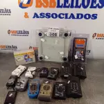 LOTE 008 - 03 INTERFONES, VÁRIAS MAQUINAS FOTOGRÁFICAS, 03 MULTÍMETROS, 01 IDENTIFICADOR DE CHAMADAS, 01 BALANÇA DE USO DOMÉSTICO E 01 BOLSA ESTANQUE. (NO ESTADO, LEILÃO NÃO TEM GARANTIA E NEM DEVOLUÇÃO, SUJEITO A POSSÍVEIS AVARIAS VISÍVEIS/OCULTAS E/OU AUSÊNCIA DE COMPONENTES).