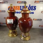 LOTE 444 - 02 ABAJURES INCOMPLETOS COM AVARIAS. (NO ESTADO, LEILÃO NÃO TEM GARANTIA E NEM DEVOLUÇÃO, SUJEITO A POSSÍVEIS AVARIAS VISÍVEIS/OCULTAS E/OU AUSÊNCIA DE COMPONENTES).