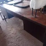 LOTE 425 - 01 MESA EM MADEIRA ENTALHADA COM 04 GAVETAS. (NO ESTADO, LEILÃO NÃO TEM GARANTIA E NEM DEVOLUÇÃO, SUJEITO A POSSÍVEIS AVARIAS VISÍVEIS/OCULTAS E/OU AUSÊNCIA DE COMPONENTES).