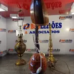 LOTE 439 - 03 ABAJURES SENDO 02 EM METAL INCOMPLETOS. (NO ESTADO, LEILÃO NÃO TEM GARANTIA E NEM DEVOLUÇÃO, SUJEITO A POSSÍVEIS AVARIAS VISÍVEIS/OCULTAS E/OU AUSÊNCIA DE COMPONENTES).