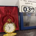 LOTE 039 - 01 RELÓGIO DE BOLSO ANALÓGICO. (NO ESTADO, LEILÃO NÃO TEM GARANTIA E NEM DEVOLUÇÃO, SUJEITO A POSSÍVEIS AVARIAS VISÍVEIS/OCULTAS E/OU AUSÊNCIA DE COMPONENTES).