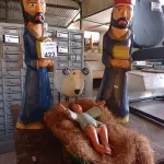 LOTE 423 - 01 PRESÉPIO EM MADEIRA. (NO ESTADO, LEILÃO NÃO TEM GARANTIA E NEM DEVOLUÇÃO, SUJEITO A POSSÍVEIS AVARIAS VISÍVEIS/OCULTAS E/OU AUSÊNCIA DE COMPONENTES).