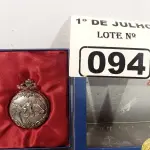 LOTE 094 - 01 RELÓGIO DE BOLSO ANALÓGICO. (NO ESTADO, LEILÃO NÃO TEM GARANTIA E NEM DEVOLUÇÃO, SUJEITO A POSSÍVEIS AVARIAS VISÍVEIS/OCULTAS E/OU AUSÊNCIA DE COMPONENTES).