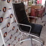 LOTE 429 - 01 CADEIRA DE ESCRITÓRIO CROMADA COM BASE GIRATÓRIA. (NO ESTADO, LEILÃO NÃO TEM GARANTIA E NEM DEVOLUÇÃO, SUJEITO A POSSÍVEIS AVARIAS VISÍVEIS/OCULTAS E/OU AUSÊNCIA DE COMPONENTES).