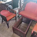 LOTE 422 - 01 SOFÁ DE 02 LUGARES, 02 POLTRONAS E 01 MESA DE CENTRO EM FIBRA NATURAL. (NO ESTADO, LEILÃO NÃO TEM GARANTIA E NEM DEVOLUÇÃO, SUJEITO A POSSÍVEIS AVARIAS VISÍVEIS/OCULTAS E/OU AUSÊNCIA DE COMPONENTES).