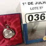 LOTE 036 - 01 RELÓGIO DE BOLSO ANALÓGICO. (NO ESTADO, LEILÃO NÃO TEM GARANTIA E NEM DEVOLUÇÃO, SUJEITO A POSSÍVEIS AVARIAS VISÍVEIS/OCULTAS E/OU AUSÊNCIA DE COMPONENTES).