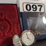 LOTE 097 - 01 RELÓGIO DE BOLSO ANALÓGICO. (NO ESTADO, LEILÃO NÃO TEM GARANTIA E NEM DEVOLUÇÃO, SUJEITO A POSSÍVEIS AVARIAS VISÍVEIS/OCULTAS E/OU AUSÊNCIA DE COMPONENTES).