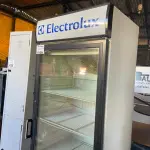 LOTE 110 - 01 CERVEJEIRA VERTICAL MARCA ELETROLUX 220V. (FUNCIONANDO) (NO ESTADO, LEILÃO NÃO TEM GARANTIA E NEM DEVOLUÇÃO, SUJEITO A POSSÍVEIS AVARIAS VISÍVEIS/OCULTAS E/OU AUSÊNCIA DE COMPONENTES).