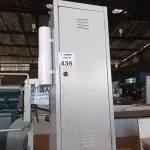 LOTE 435 - 01 ARMÁRIO ROUPEIRO EM AÇO COM 02 PORTAS. (NO ESTADO, LEILÃO NÃO TEM GARANTIA E NEM DEVOLUÇÃO, SUJEITO A POSSÍVEIS AVARIAS VISÍVEIS/OCULTAS E/OU AUSÊNCIA DE COMPONENTES).