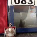 LOTE 083 - 01 RELÓGIO DE BOLSO ANALÓGICO. (NO ESTADO, LEILÃO NÃO TEM GARANTIA E NEM DEVOLUÇÃO, SUJEITO A POSSÍVEIS AVARIAS VISÍVEIS/OCULTAS E/OU AUSÊNCIA DE COMPONENTES).