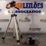 LOTE 055 - 01 CÂMERA FOTOGRÁFICA COM TRIPE. (NO ESTADO, LEILÃO NÃO TEM GARANTIA E NEM DEVOLUÇÃO, SUJEITO A POSSÍVEIS AVARIAS VISÍVEIS/OCULTAS E/OU AUSÊNCIA DE COMPONENTES).
