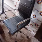 LOTE 424 - 01 CADEIRA DE ESCRITÓRIO CROMADA COM BASE GIRATÓRIA. (NO ESTADO, LEILÃO NÃO TEM GARANTIA E NEM DEVOLUÇÃO, SUJEITO A POSSÍVEIS AVARIAS VISÍVEIS/OCULTAS E/OU AUSÊNCIA DE COMPONENTES).