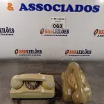 LOTE 068 - 02 APARELHOS DE TELEFONE ANTIGOS. (NO ESTADO, LEILÃO NÃO TEM GARANTIA E NEM DEVOLUÇÃO, SUJEITO A POSSÍVEIS AVARIAS VISÍVEIS/OCULTAS E/OU AUSÊNCIA DE COMPONENTES).