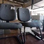 LOTE 426 - 02 CADEIRAS DE ESCRITÓRIO COM BASES FIXAS. (NO ESTADO, LEILÃO NÃO TEM GARANTIA E NEM DEVOLUÇÃO, SUJEITO A POSSÍVEIS AVARIAS VISÍVEIS/OCULTAS E/OU AUSÊNCIA DE COMPONENTES).