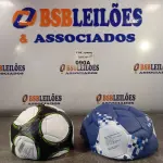 LOTE 090 - 02 BOLAS DE FUTEBOL. (NO ESTADO, LEILÃO NÃO TEM GARANTIA E NEM DEVOLUÇÃO, SUJEITO A POSSÍVEIS AVARIAS VISÍVEIS/OCULTAS E/OU AUSÊNCIA DE COMPONENTES).