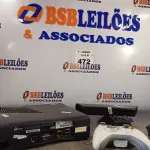 LOTE 472 - 01 CONSOLE XBOX 360, 01 KINECT E 02 CONTROLES. (NO ESTADO, LEILÃO NÃO TEM GARANTIA E NEM DEVOLUÇÃO, SUJEITO A POSSÍVEIS AVARIAS VISÍVEIS/OCULTAS E/OU AUSÊNCIA DE COMPONENTES).