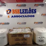 LOTE 121 - 02 FRASQUEIRAS COM 04 REFIS DE TOALHAS UMEDECIDAS. (NO ESTADO, LEILÃO NÃO TEM GARANTIA E NEM DEVOLUÇÃO, SUJEITO A POSSÍVEIS AVARIAS VISÍVEIS/OCULTAS E/OU AUSÊNCIA DE COMPONENTES).