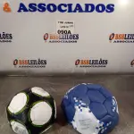 LOTE 090 - 02 BOLAS DE FUTEBOL. (NO ESTADO, LEILÃO NÃO TEM GARANTIA E NEM DEVOLUÇÃO, SUJEITO A POSSÍVEIS AVARIAS VISÍVEIS/OCULTAS E/OU AUSÊNCIA DE COMPONENTES).