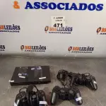 LOTE 471 - 01 PS2 COM 03 CONTROLES. (NO ESTADO, LEILÃO NÃO TEM GARANTIA E NEM DEVOLUÇÃO, SUJEITO A POSSÍVEIS AVARIAS VISÍVEIS/OCULTAS E/OU AUSÊNCIA DE COMPONENTES).