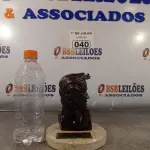LOTE 040 - 01 BUSTO DE SIMÓN BOLÍVAR. (NO ESTADO, LEILÃO NÃO TEM GARANTIA E NEM DEVOLUÇÃO, SUJEITO A POSSÍVEIS AVARIAS VISÍVEIS/OCULTAS E/OU AUSÊNCIA DE COMPONENTES).