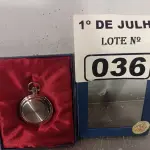 LOTE 036 - 01 RELÓGIO DE BOLSO ANALÓGICO. (NO ESTADO, LEILÃO NÃO TEM GARANTIA E NEM DEVOLUÇÃO, SUJEITO A POSSÍVEIS AVARIAS VISÍVEIS/OCULTAS E/OU AUSÊNCIA DE COMPONENTES).