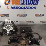LOTE 035 - 01 PS2 COM 01 VOLANTE. (NO ESTADO, LEILÃO NÃO TEM GARANTIA E NEM DEVOLUÇÃO, SUJEITO A POSSÍVEIS AVARIAS VISÍVEIS/OCULTAS E/OU AUSÊNCIA DE COMPONENTES).