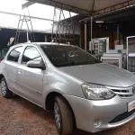 LOTE 406 - 01 TOYOTA ETIOS HB X NA COR PRATA; ALCOOL/GASOLINA; ANO 2014. (NO ESTADO)