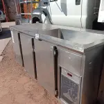 LOTE 518 - 01 BALCÃO REFRIGERADO EM INOX COM 01 CUBA E 03 PORTAS. (NO ESTADO, LEILÃO NÃO TEM GARANTIA E NEM DEVOLUÇÃO, SUJEITO A POSSÍVEIS AVARIAS VISÍVEIS/OCULTAS E/OU AUSÊNCIA DE COMPONENTES).