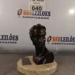 LOTE 040 - 01 BUSTO DE SIMÓN BOLÍVAR. (NO ESTADO, LEILÃO NÃO TEM GARANTIA E NEM DEVOLUÇÃO, SUJEITO A POSSÍVEIS AVARIAS VISÍVEIS/OCULTAS E/OU AUSÊNCIA DE COMPONENTES).
