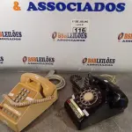 LOTE 116 - 02 APARELHOS DE TELEFONE ANTIGOS. (NO ESTADO, LEILÃO NÃO TEM GARANTIA E NEM DEVOLUÇÃO, SUJEITO A POSSÍVEIS AVARIAS VISÍVEIS/OCULTAS E/OU AUSÊNCIA DE COMPONENTES).