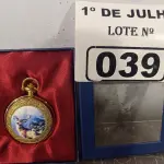 LOTE 039 - 01 RELÓGIO DE BOLSO ANALÓGICO. (NO ESTADO, LEILÃO NÃO TEM GARANTIA E NEM DEVOLUÇÃO, SUJEITO A POSSÍVEIS AVARIAS VISÍVEIS/OCULTAS E/OU AUSÊNCIA DE COMPONENTES).