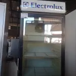 LOTE 110 - 01 CERVEJEIRA VERTICAL MARCA ELETROLUX 220V. (FUNCIONANDO) (NO ESTADO, LEILÃO NÃO TEM GARANTIA E NEM DEVOLUÇÃO, SUJEITO A POSSÍVEIS AVARIAS VISÍVEIS/OCULTAS E/OU AUSÊNCIA DE COMPONENTES).