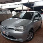LOTE 406 - 01 TOYOTA ETIOS HB X NA COR PRATA; ALCOOL/GASOLINA; ANO 2014. (NO ESTADO)