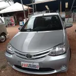 LOTE 406 - 01 TOYOTA ETIOS HB X NA COR PRATA; ALCOOL/GASOLINA; ANO 2014. (NO ESTADO)